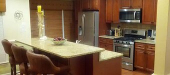 Mini Mansion 4,100 sf NCSU/Downtown, 6br, 10 beds