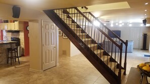 Interior - Mini Mansion 4,100 sf NCSU/Downtown, 6br, 10 beds (Raleigh)