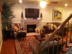 Smart TV - Mini Mansion 4,100 sf NCSU/Downtown, 6br, 10 beds (Raleigh)