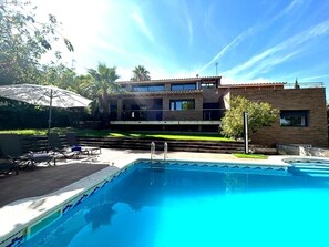 A modern house with a swimming pool, a covered patio, and a well-maintained garden. - Villa with a pool, parking, and Wi-Fi next to Roc de Sant Gaieta, with a view of the sea. (Roda de Berà)