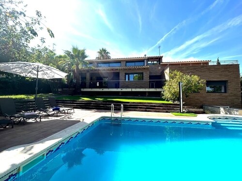 Villa with pool, parking and wifi next to Roc de Sant Gaieta with sea views.