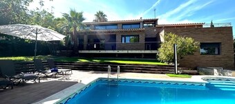 Villa with pool, parking and wifi next to Roc de Sant Gaieta with sea views.