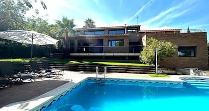 Villa with pool, parking and wifi next to Roc de Sant Gaieta with sea views.