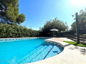 Outdoor pool - Villa with pool, parking and wifi next to Roc de Sant Gaieta with sea views. (Roda de Berà)