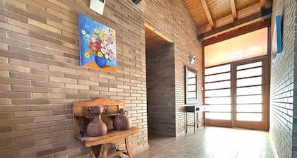 Chalet con piscina, parking y wifi junto Roc de Sant Gaieta con vistas al mar.
