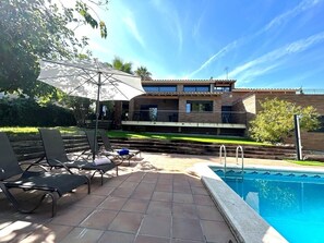 Outdoor pool - Villa with pool, parking and wifi next to Roc de Sant Gaieta with sea views. (Roda de Berà)
