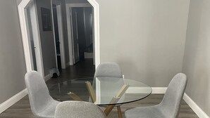 Dining - Holland Suites, Suite #1 (Williamstown)