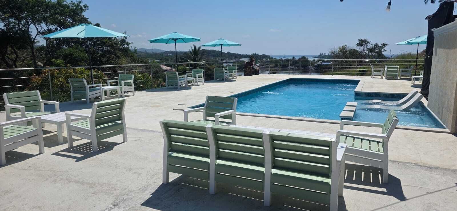 Piscina all'aperto, ombrelloni da piscina, lettini