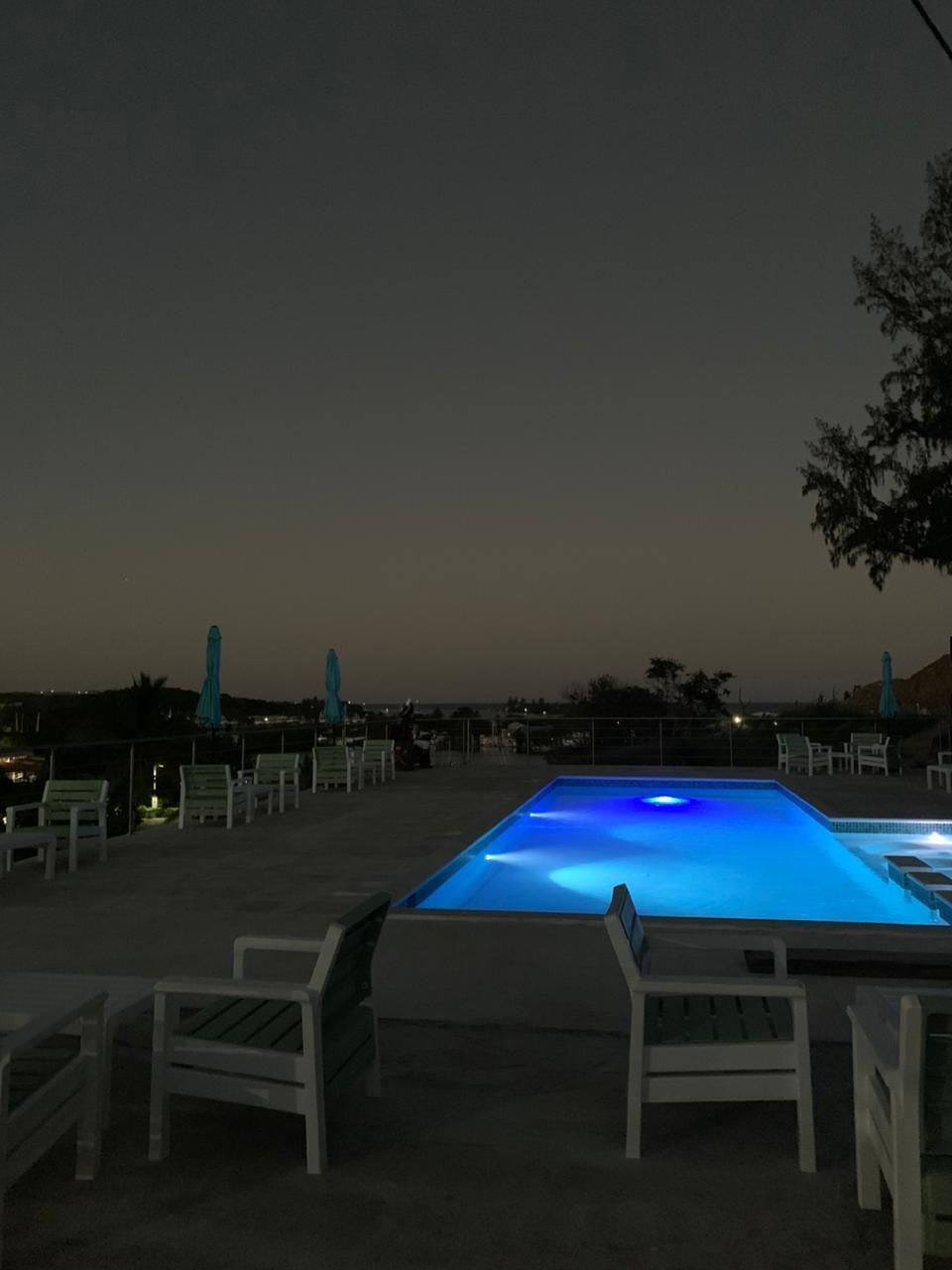 Piscine extérieure, parasols de plage, chaises longues