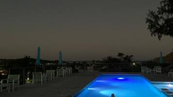 Piscine extérieure, parasols de plage, chaises longues