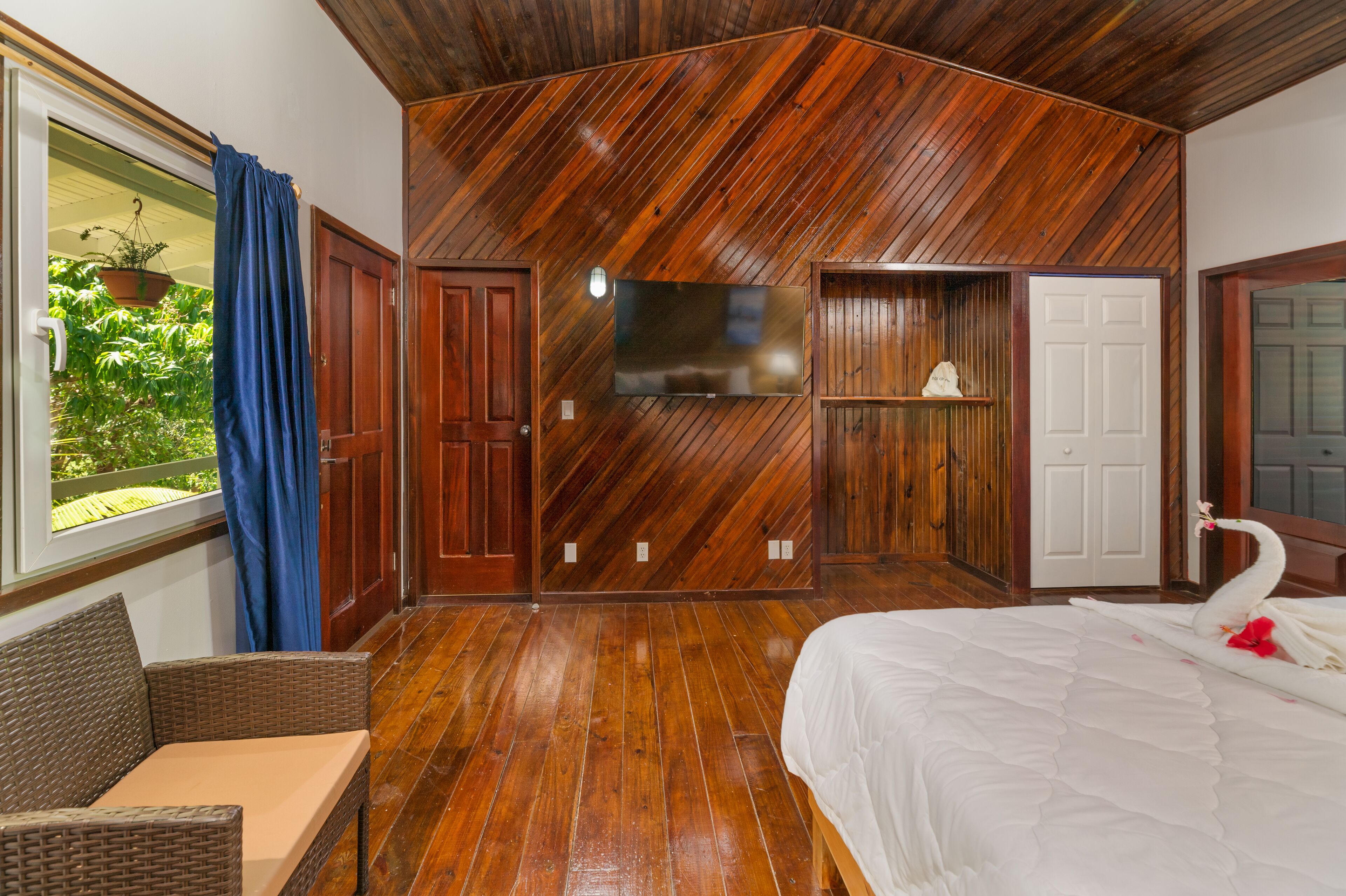 1 bedroom, premium bedding, memory-foam beds, in-room safe