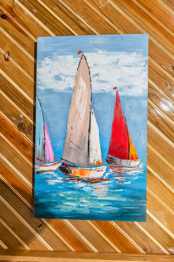A painting of three sailboats on a wooden floor. - Hotel and Dive Center Roatan Yacht Club (Roatan)