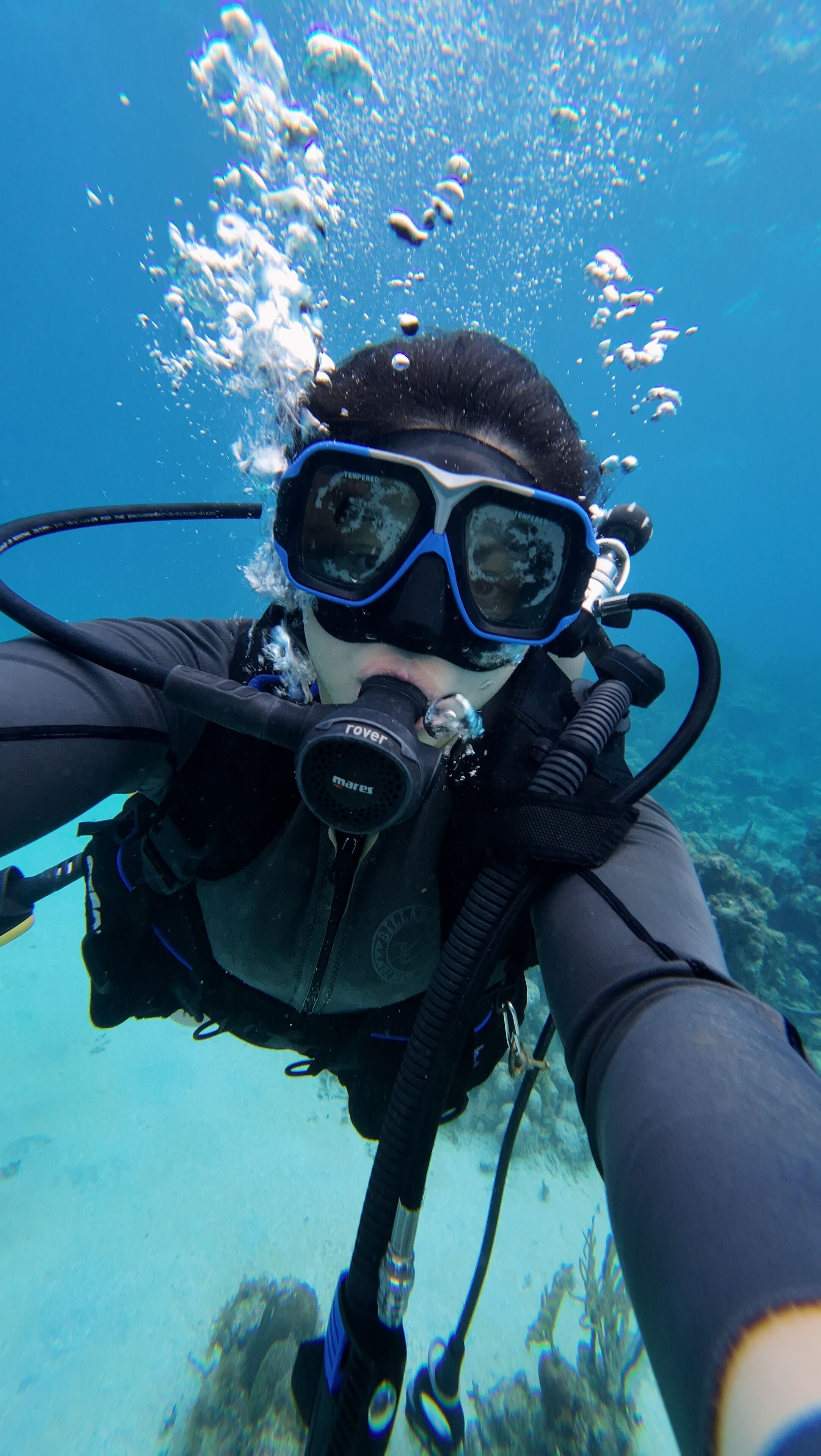 Un buzo sumergido con máscara de buceo y equipo de respiración.