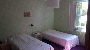 4 bedrooms, travel crib, WiFi - Family home with sea view (Royan)