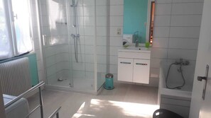 Combined shower/tub - Family home with sea view (Royan)