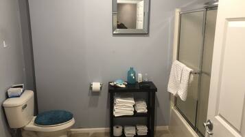 Baignoire, sĂšche-cheveux, serviettes fournies, savon