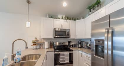 Modern Family Home Decor & Style, KING bed, Wifi, with Garage!