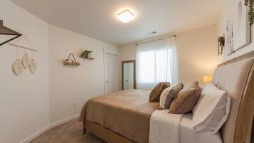 3 slaapkamers, een strijkplank/strijkijzer, reisbedje, wifi