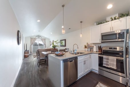 Fridge, microwave, oven, stovetop. Modern Family Home Decor & Style, KING bed, Wifi, with Garage!