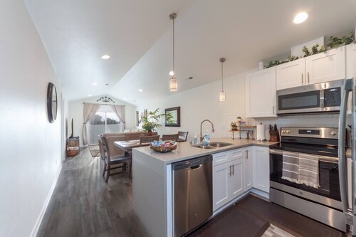 Modern Family Home Decor & Style, KING bed, Wifi, with Garage!