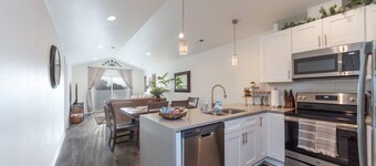 Modern Family Home Decor & Style, KING bed, Wifi, with Garage!