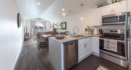 Modern Family Home Decor & Style, KING bed, Wifi, with Garage!