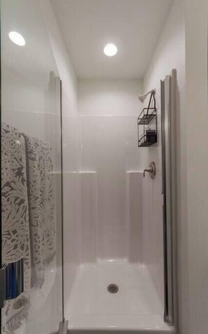 Bathtub, hair dryer, towels - Modern Family Home Decor & Style, KING bed, Wifi, with Garage! (Spokane)