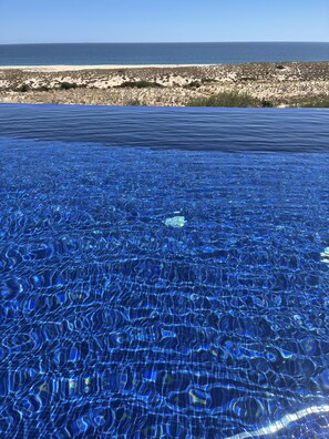 Utendørsbasseng og et oppvarmet basseng