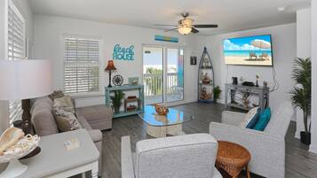 House, Multiple Beds (Good Day Sunshine) | Living area