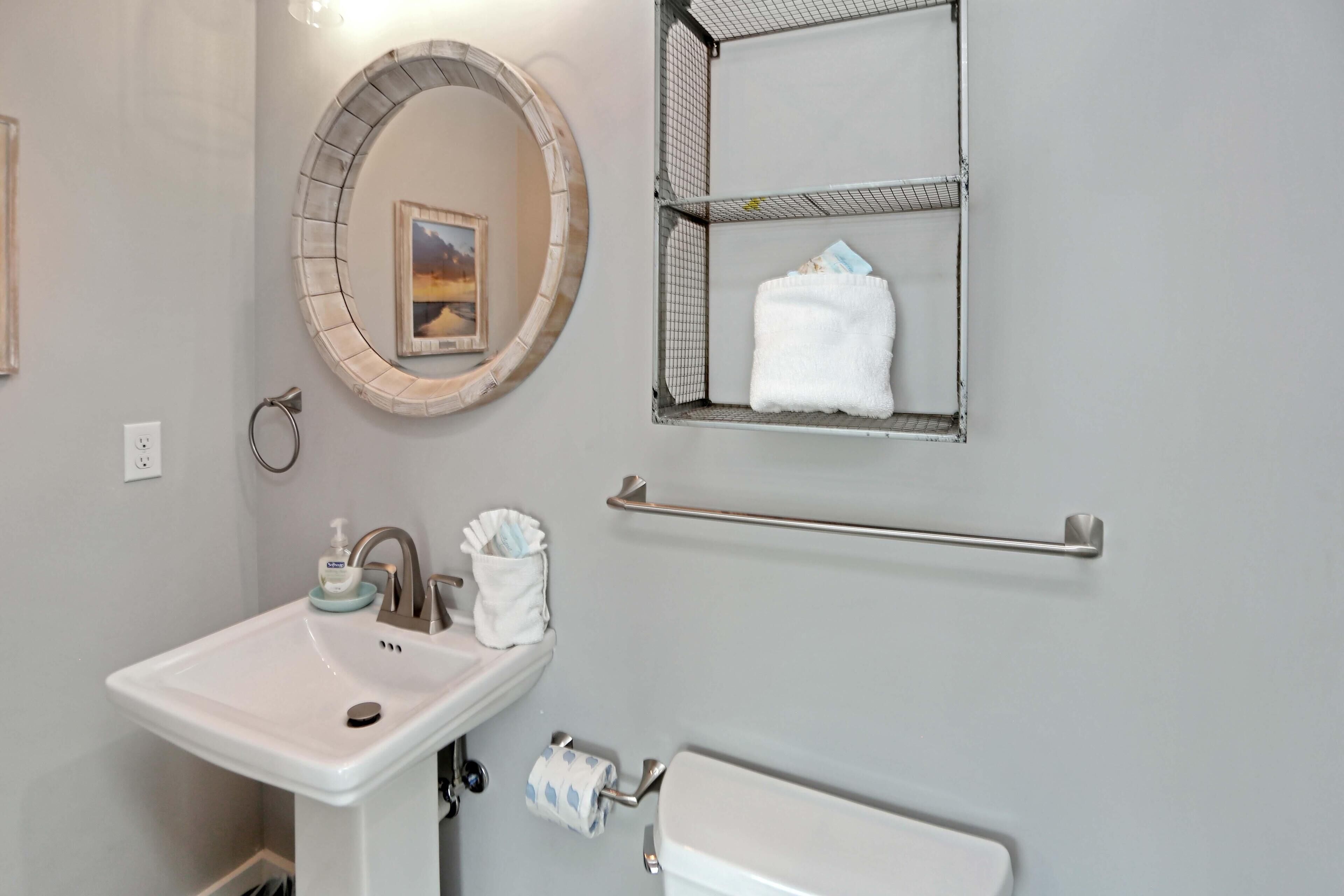 Ein Badezimmer mit Waschbecken, Toilette und Handtuchhalter.