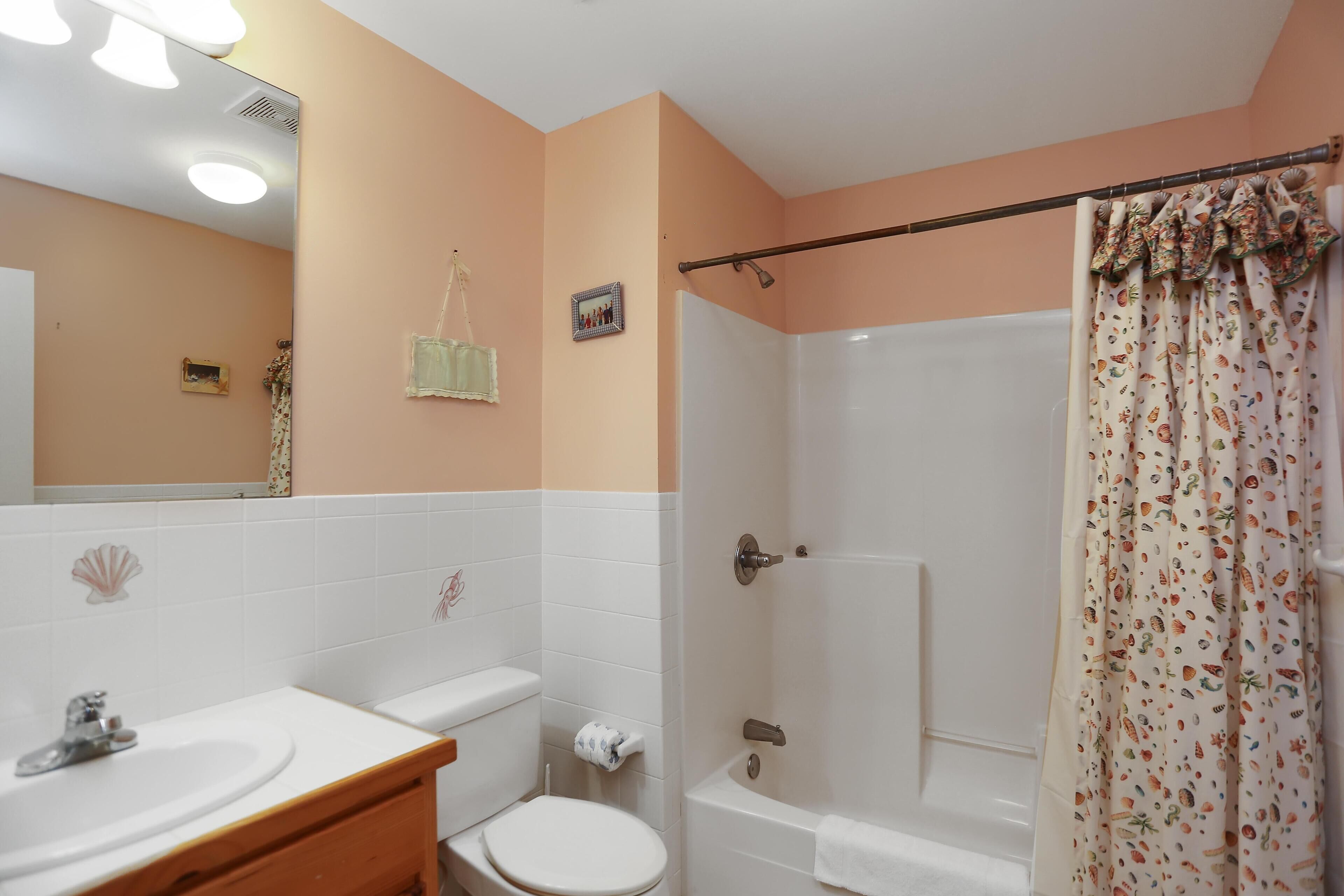 Ein Badezimmer mit Waschbecken, Toilette und Badewanne.