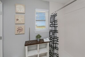 House, Multiple Beds (Dolphin Watch) | Bathroom