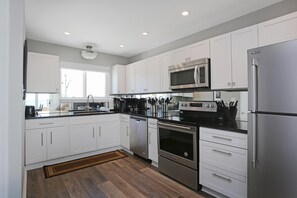 House, Multiple Beds (Dolphin Watch) | Private kitchen