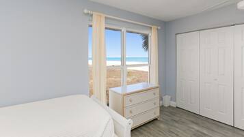 House, 1 Queen Bed with Sofa bed (Roads End) | 2 bedrooms, individually decorated, individually furnished