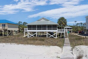 House, 1 Queen Bed with Sofa bed (Roads End) | Exterior