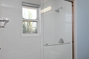 House, 1 Queen Bed with Sofa bed (Roads End) | Bathroom