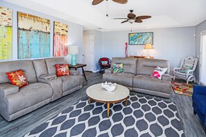 Casa, varias camas (Flamingo Roost) | Área de sala de estar