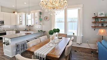 House, Multiple Beds (Havin A Blas) | Dining