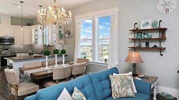 House, Multiple Beds (Havin A Blas) | Living area