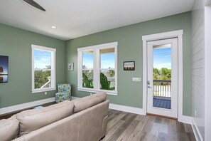 House, 3 Bedrooms | Living room