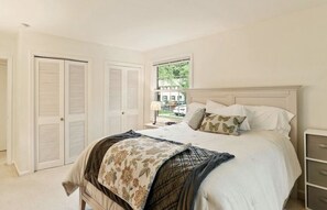 1 habitación, tabla de planchar con plancha y cuna de viaje