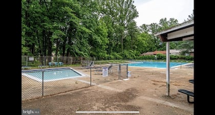 Quiet, Remodeled 1BR/1BA Condo in Annandale, VA w/pool near DC