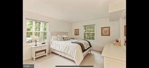 1 habitación, tabla de planchar con plancha y cuna de viaje 