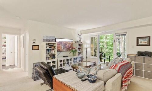 Quiet, Remodeled 1BR/1BA Condo in Annandale, VA w/pool near DC