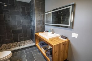 Badewanne, Haartrockner, Handtücher, Seife