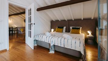 2 bedrooms, travel crib, free WiFi, bed sheets