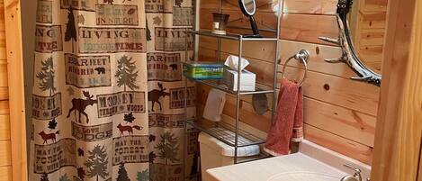 تجهيزات دش، مناشف، ورق حمّام