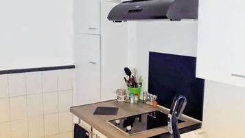 Micro-ondes, cafetiĂšre/bouilloire