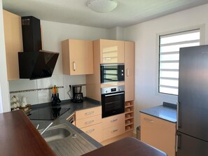 Kjøleskap, mikrobølgeovn, ovn og kokeplater