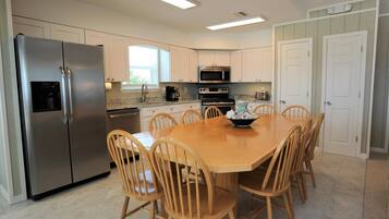 House, Multiple Beds (One More Time Again) | Private kitchen